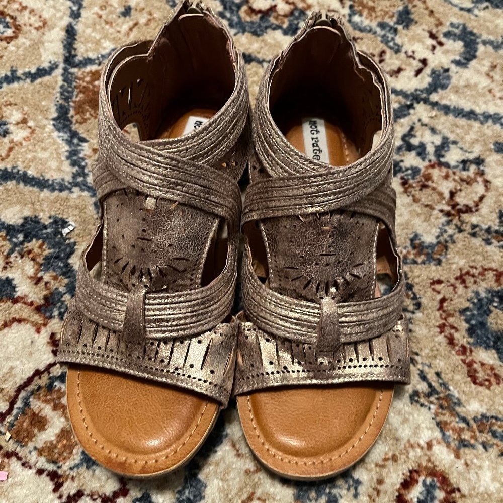 NOT RATED GOLD SANDALS SZ 6M